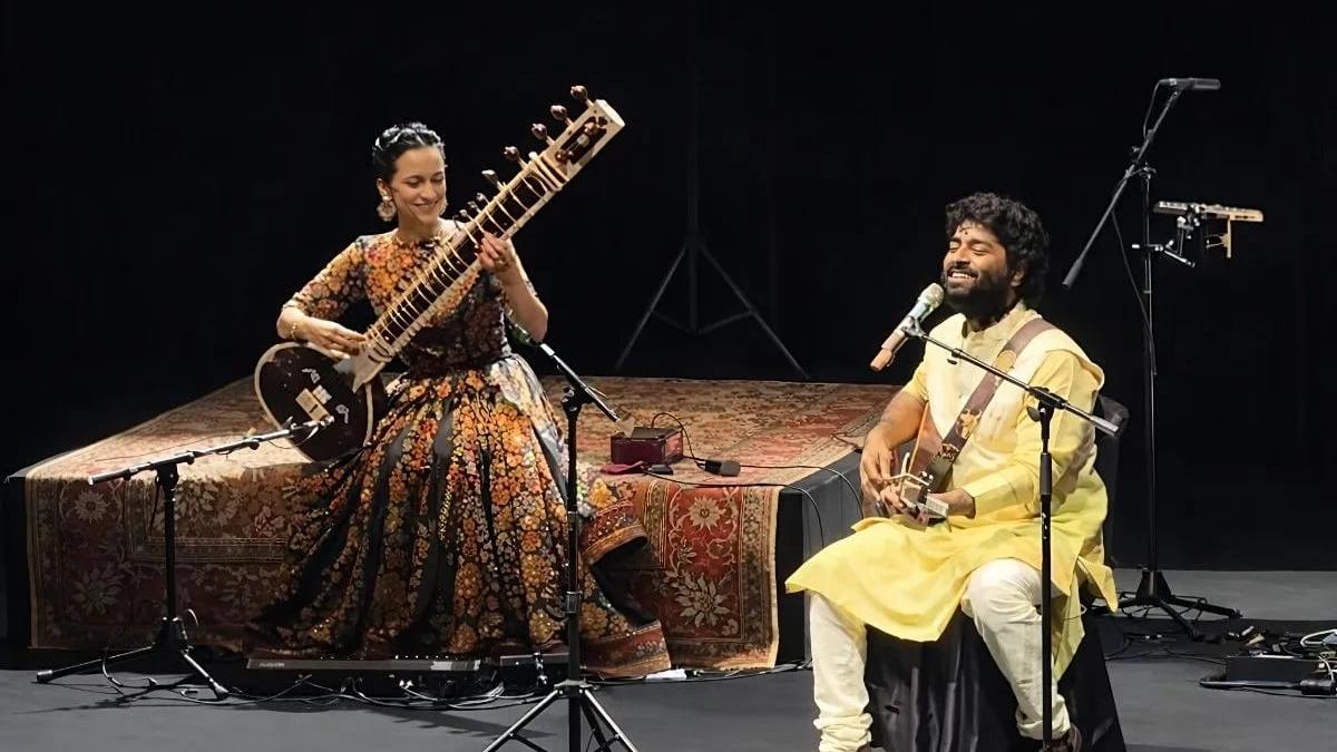 Arijit Singh returns in a new musical avatar at a concert in Kolkata